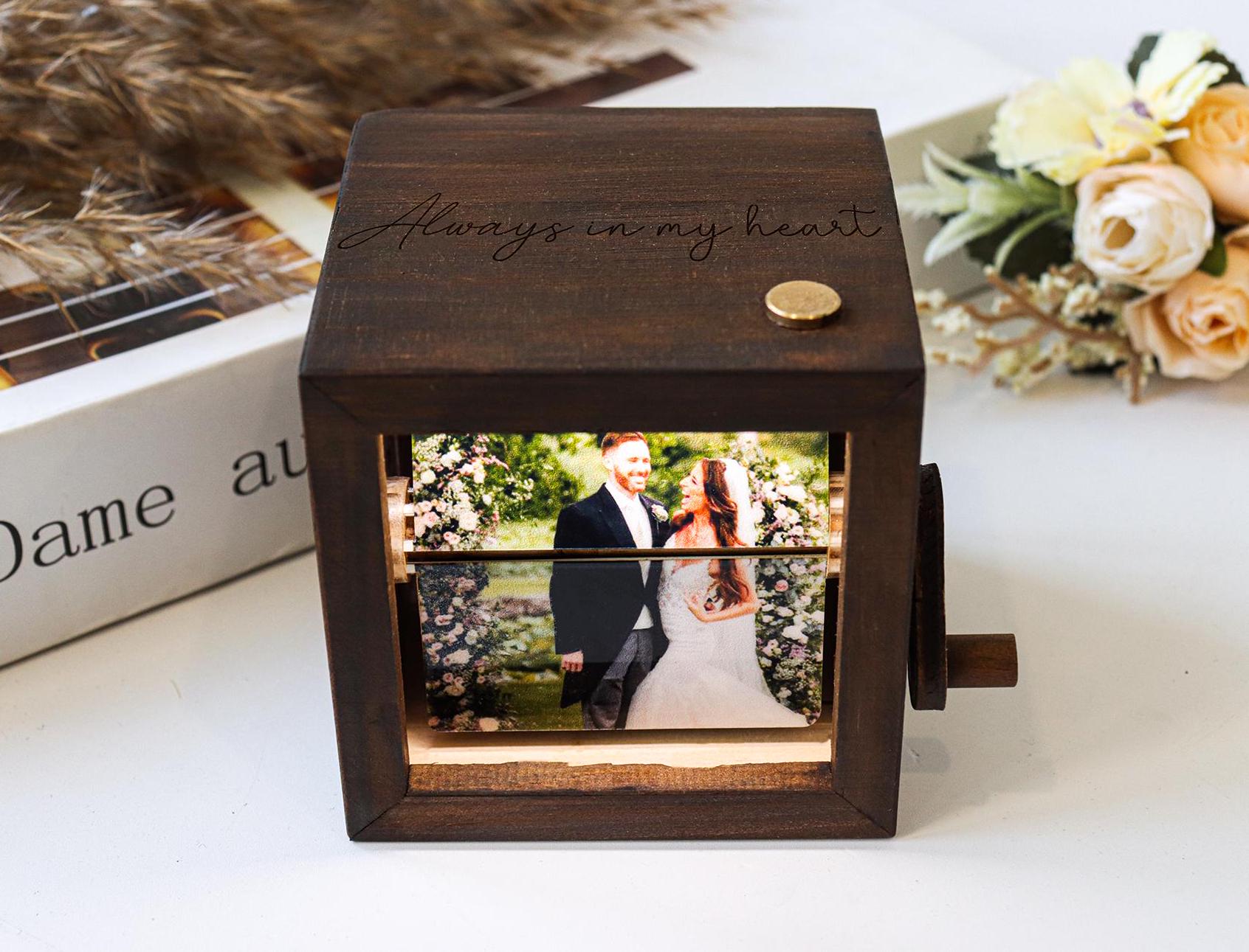 Custom Couple Memories Flip Book Frame Animation Machine, Mechanical Hand Motion Photo Album, Wooden Handicraft,Creative Gift for Home Decor