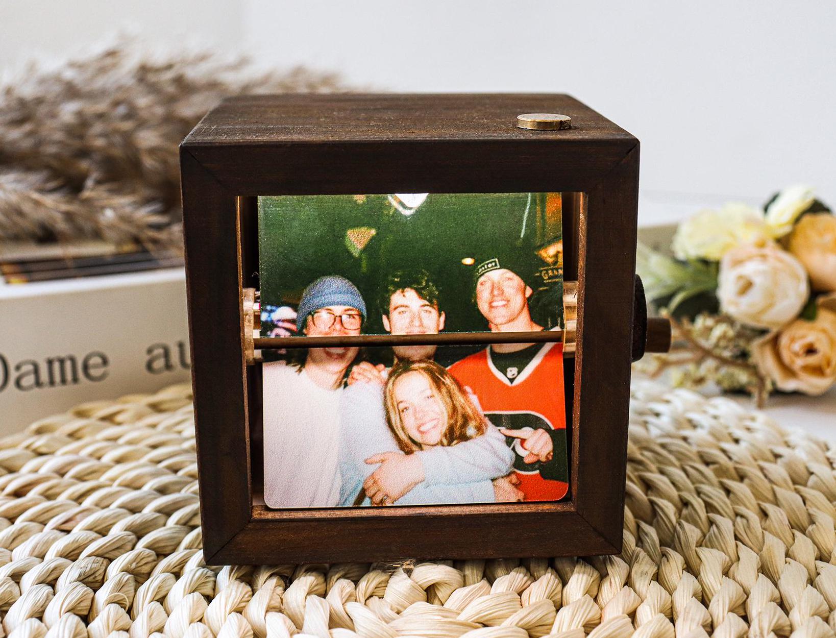 Custom Couple Memories Flip Book Frame Animation Machine, Mechanical Hand Motion Photo Album, Wooden Handicraft,Creative Gift for Home Decor